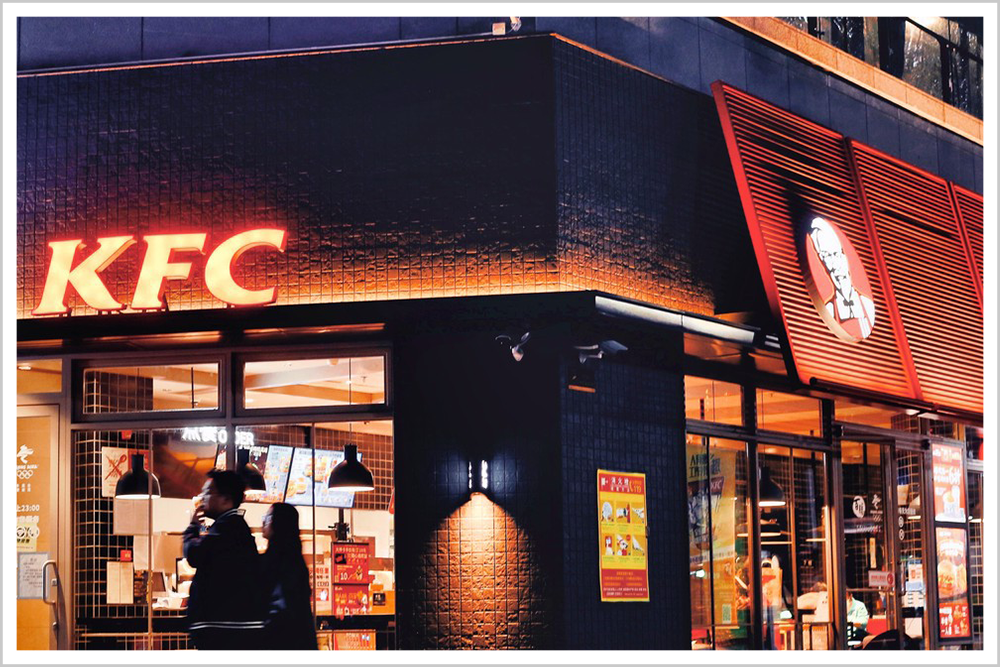 面对卡脖子威胁,他向美国人说:十分钟内离开我的公司