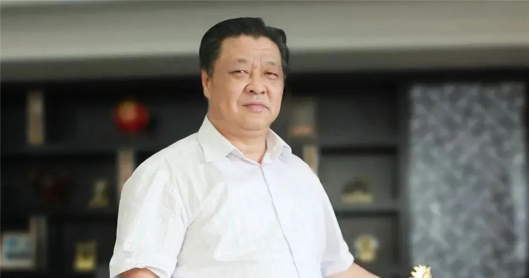 面对卡脖子威胁,他向美国人说:十分钟内离开我的公司